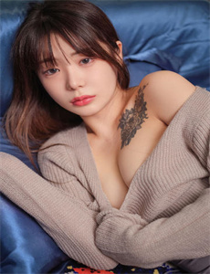 《女主播乳摇-old woman在线观看》